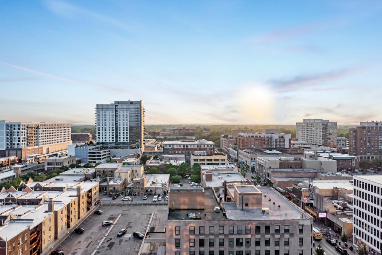 Downtown King Bed Rooftop Fitness Center Flr View Holiday home Oak Park