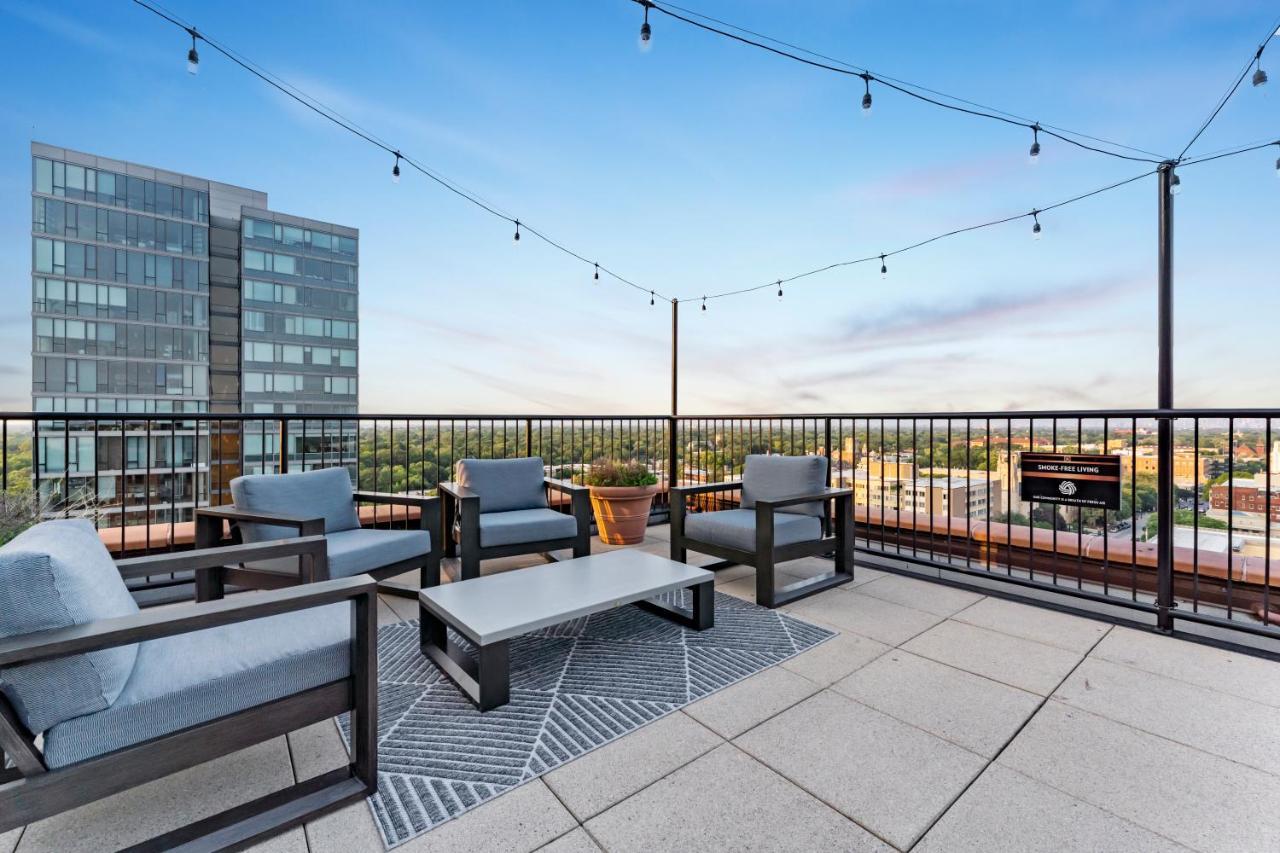 Downtown King Bed Rooftop Fitness Center Flr View Holiday home Oak Park